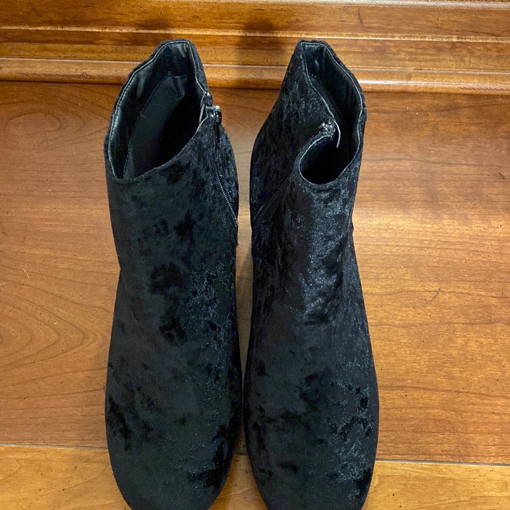 QUPID Women's Crushed Velvet Booties, Black
